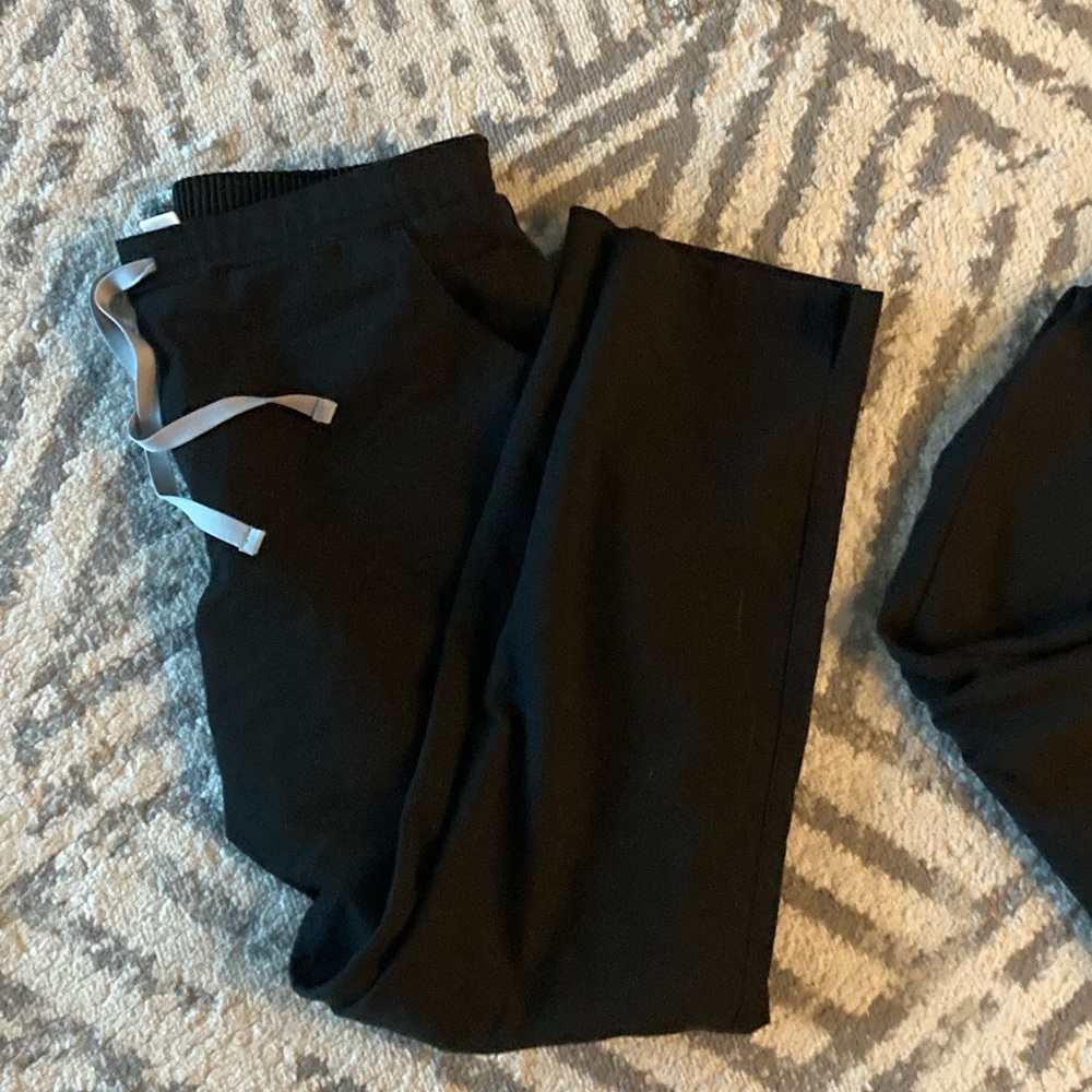 Black figs yola - skinny scrub pants size medium. I have three pants only.